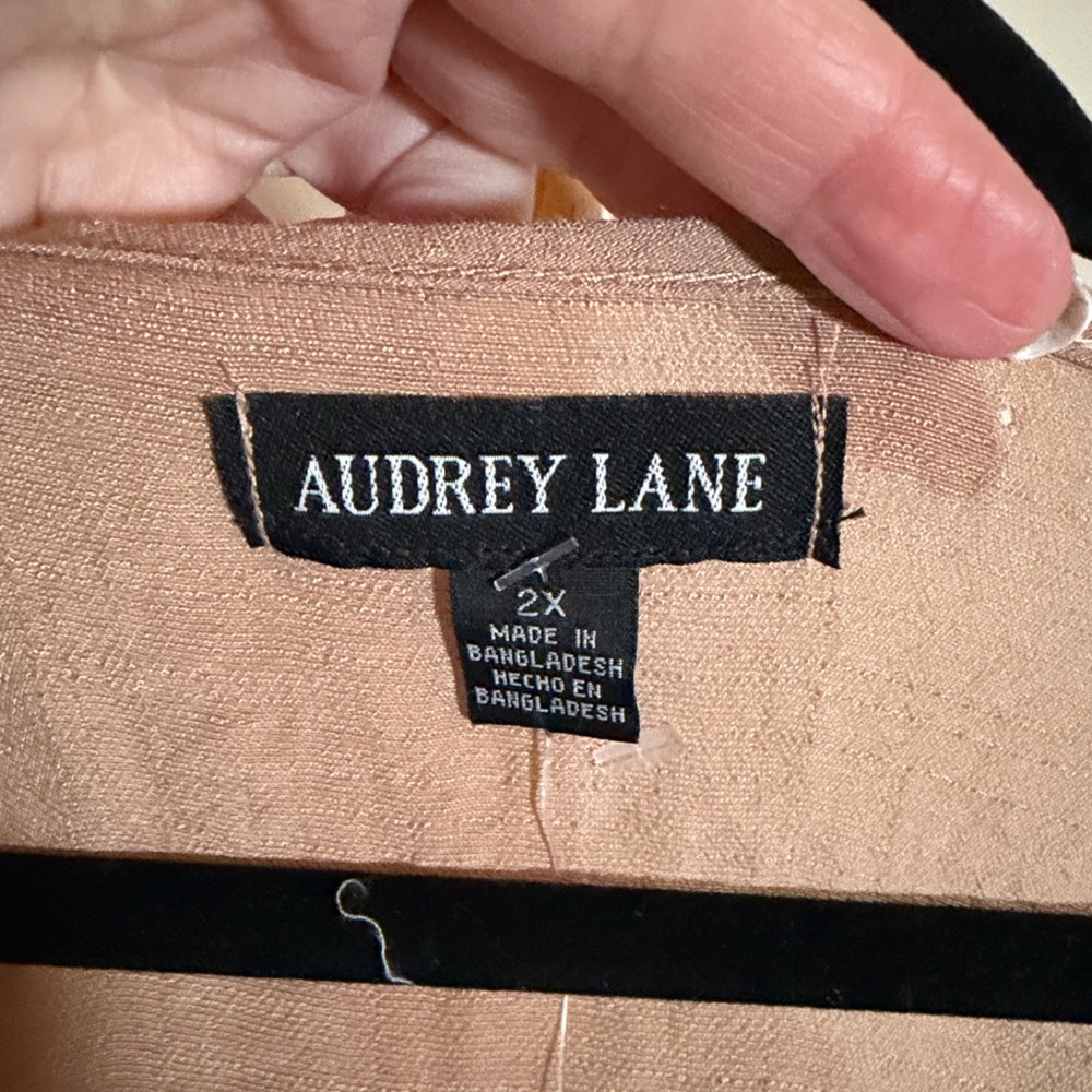 NWT Audrey Lane 2XL Light,Dusty Brown Tunic.Pleated front,loop buttons,lace hem. - Picture 2 of 7